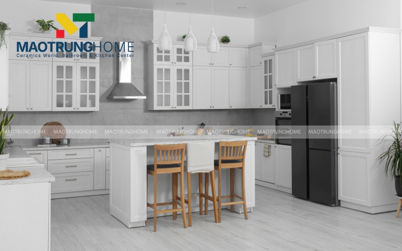 Sàn bếp lát gạch xám khói tạo cảm giác ngăn nắp và hiện đại