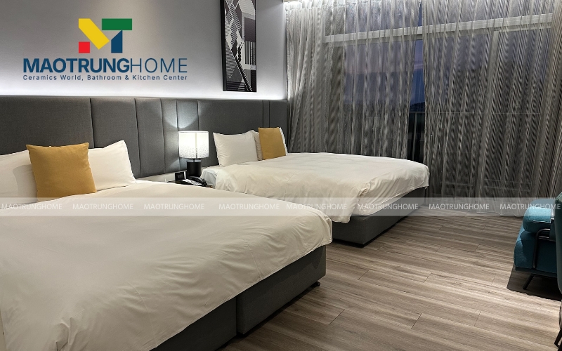 Phối màu gạch xám khói với nội thất gỗ cho phòng ngủ tinh tế