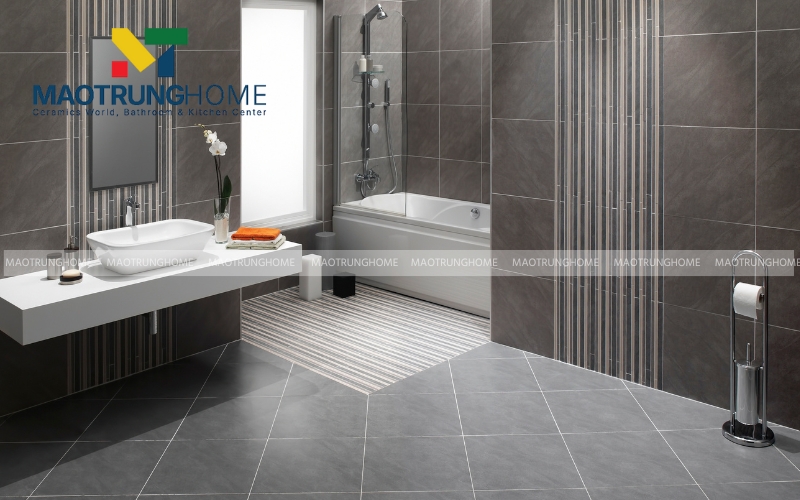 Cận cảnh bề mặt chống trượt của gạch xám khói dùng trong nhà vệ sinh