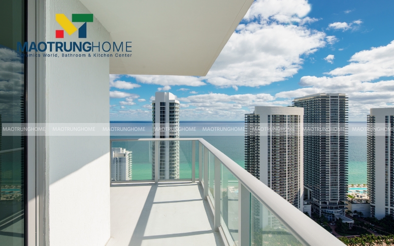 Không gian sân thượng hiện đại với gạch lát nền màu xám khói bền màu