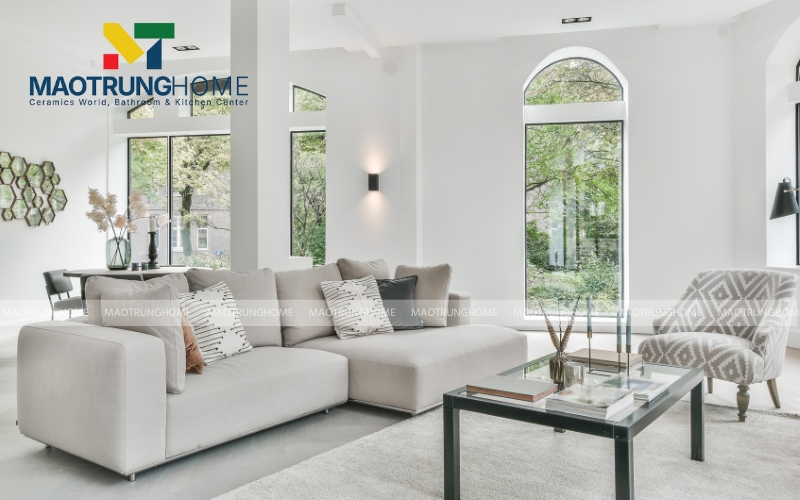 Gạch lát nền màu xám khói mang đến một sắc thái trầm ấm