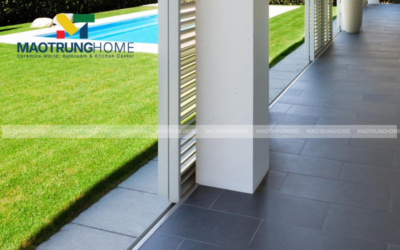 Mẫu gạch lát ban công tông xám khói tạo không gian thư giãn lý tưởng