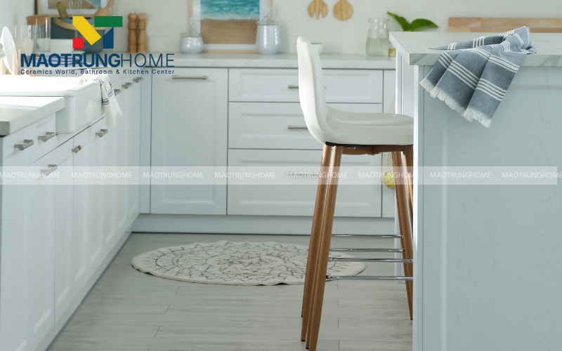 Không gian nấu nướng hiện đại với mẫu gạch lát nền tông xám khói