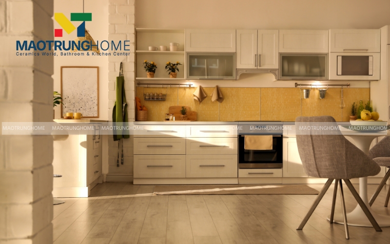 Gạch lát bếp màu xám khói giúp che vết bẩn hiệu quả và giữ độ mới lâu