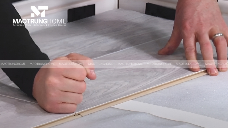 Gõ nhẹ vào gạch lát nền để kiểm tra chất lượng gạch lát nền