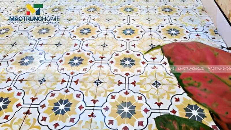 Bạn nên quét dọn hàng ngày tránh cát làm trầy bề mặt gạch