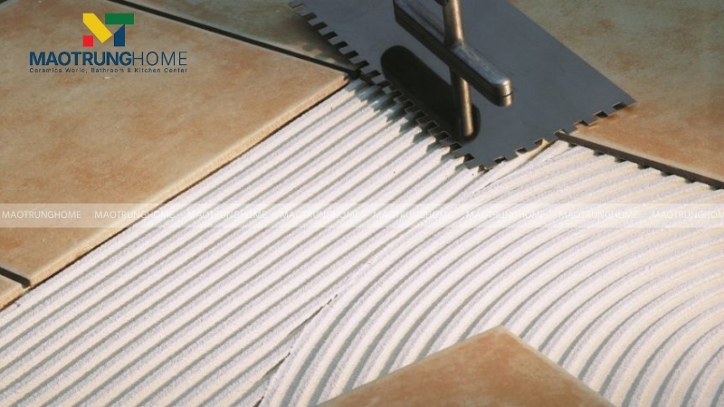 Bạn nên sử dụng keo dán gạch để đảm bảo độ bền cho công trình