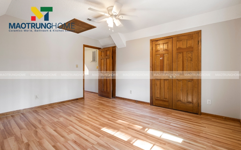 Kiểu lát so le mô phỏng vẻ đẹp của sàn gỗ tự nhiên