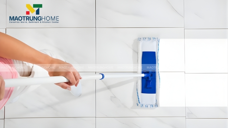 Bạn nên sử dụng cây lau nhà sợi mịn để vệ sinh hằng ngày