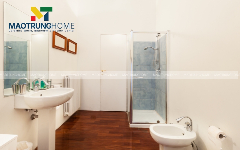 Sàn nhà vệ sinh ấm cúng hơn vào mùa đông với tông màu gỗ trầm