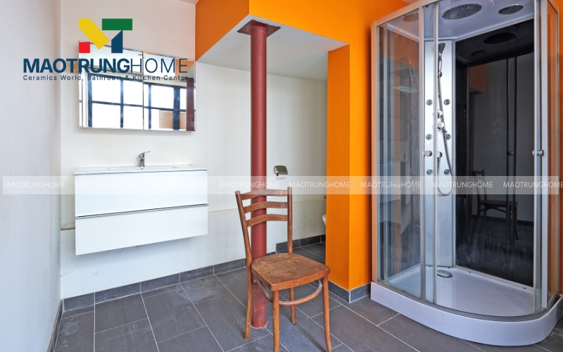 Tránh sử dụng gạch men bóng kính cho sàn nhà vệ sinh