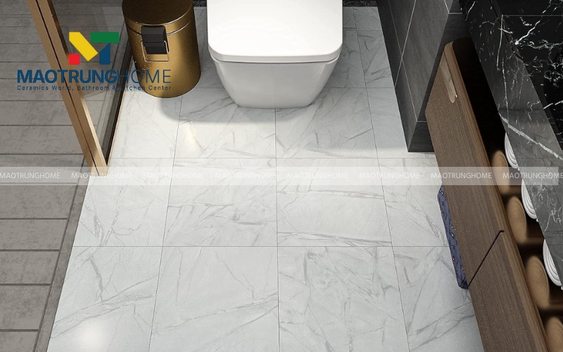 Gạch vân đá tông trắng giúp phòng vệ sinh trông sạch sẽ và rộng rãi