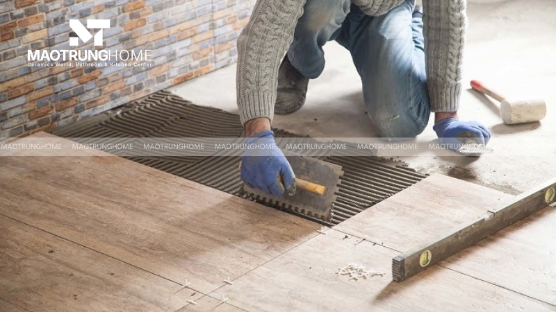 Việc thi công gạch khổ lớn đòi hỏi kỹ thuật cao hơn so với gạch thông thường