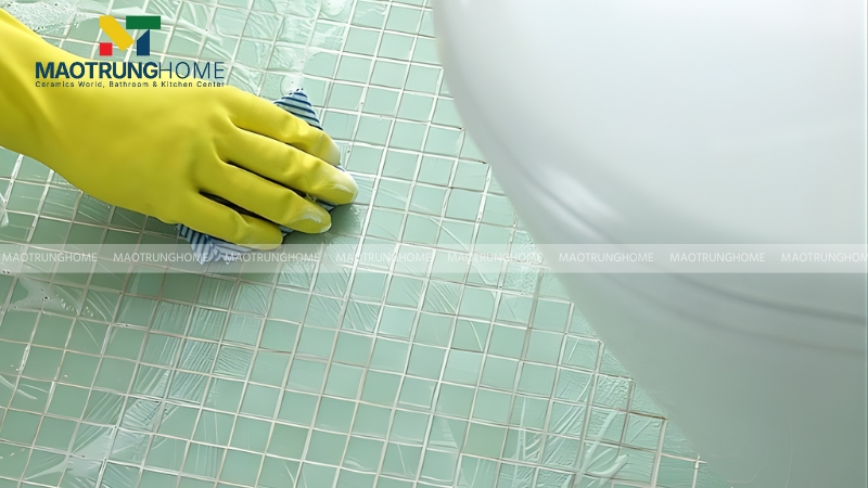 Bạn nên dùng nước lau sàn có độ pH trung tính để bảo vệ lớp men gạch