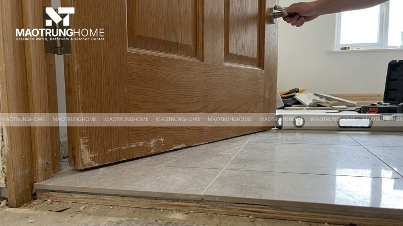 Khi nền nhà cao lên, cửa có thể bị kẹt không mở được