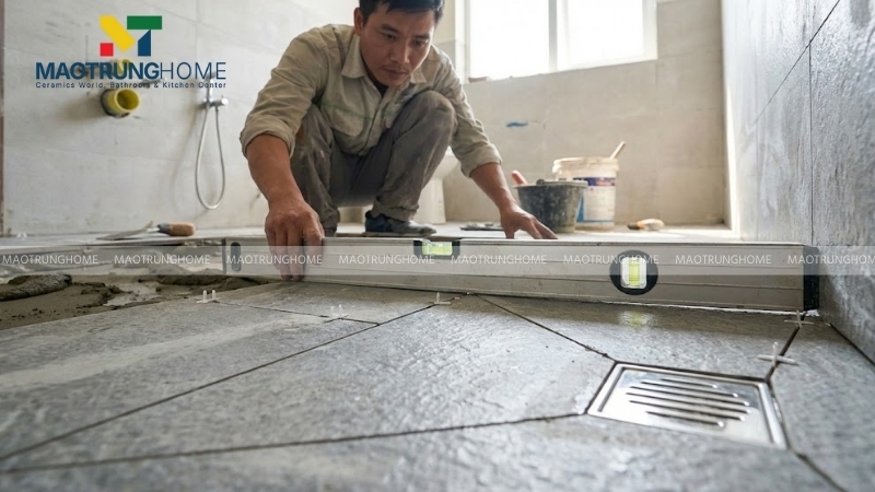 Bạn cần tính toán độ dày lớp keo dán gạch mỏng dần về phía phễu thu sàn