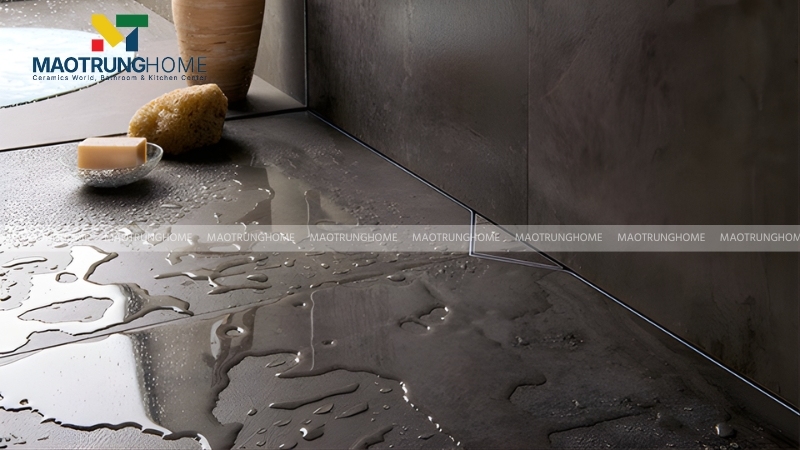 Bạn cần tạo độ dốc tối thiểu 1-2% về phía phễu thu sàn