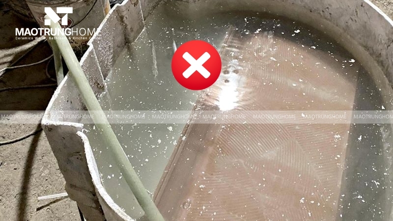 Gạch porcelain có độ hút nước rất thấp nên không cần ngâm