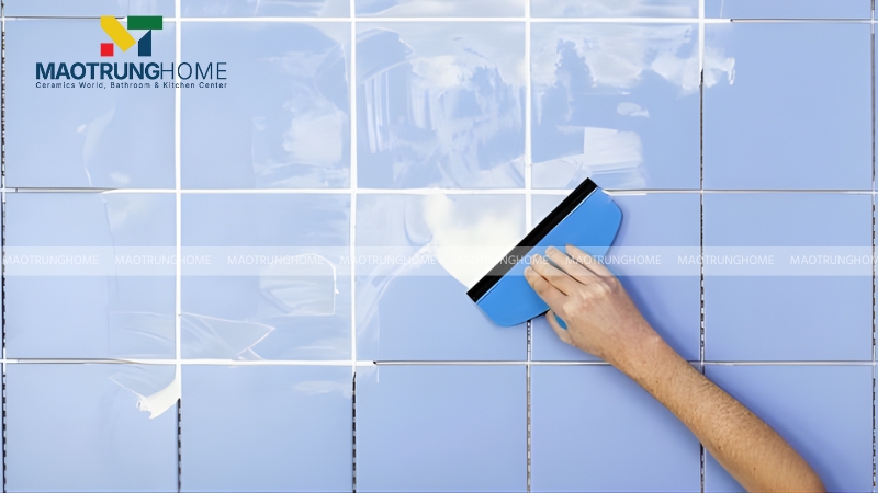 Sau khi lát khoảng 3 tiếng, thợ cần vệ sinh sạch mạch gạch