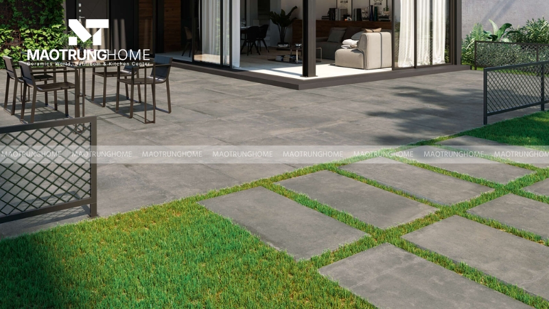 Khi lát gạch sân vườn, cần tạo độ dốc nền từ 1 - 2% hướng về phía cống thoát nước