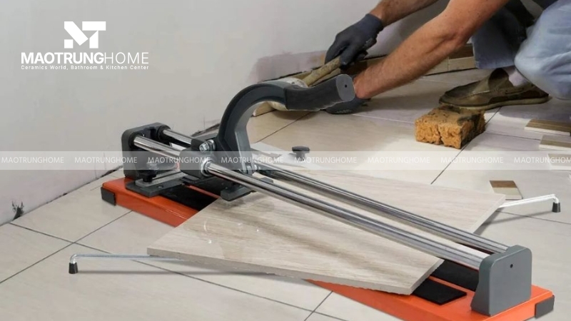 Chuẩn bị dụng cụ và vật tư thay gạch