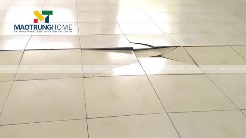 Bề mặt gạch xuất hiện các vết nứt dài hoặc vỡ vụn do va đập mạnh