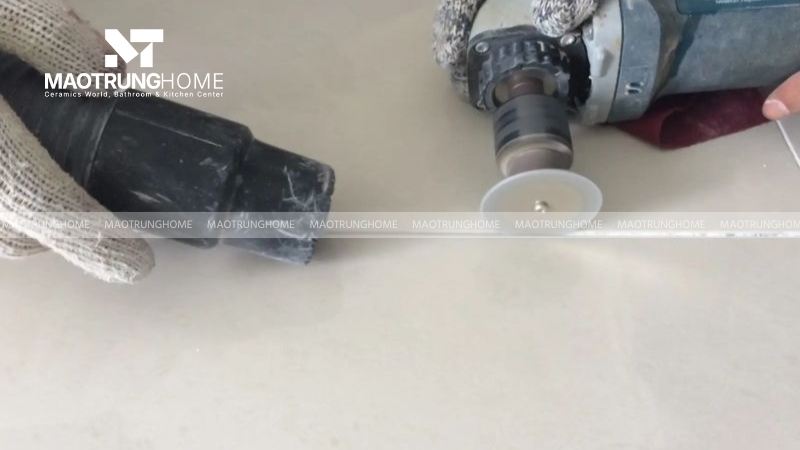 Bạn tiến hành hòa keo chà ron để chít mạch