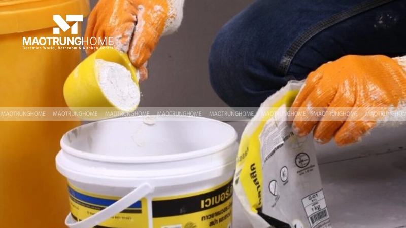 Pha keo dán gạch theo tỷ lệ hướng dẫn trên bao bì