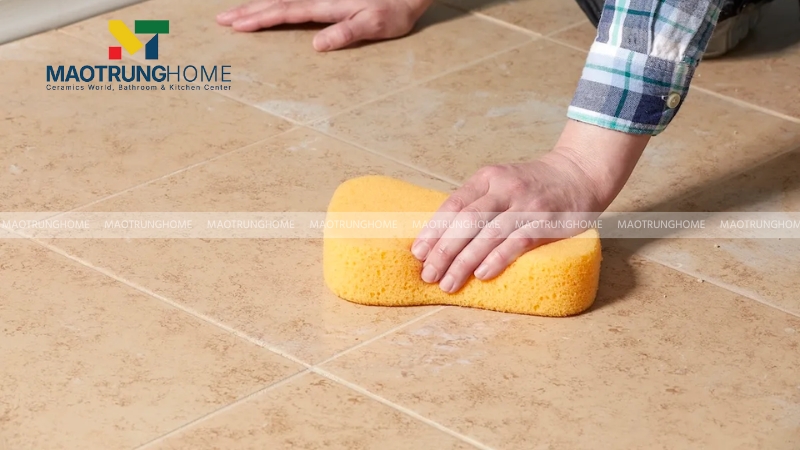 Vệ sinh keo thừa tại các đường ron ngay sau khi lát để chuẩn bị cho công đoạn chà ron