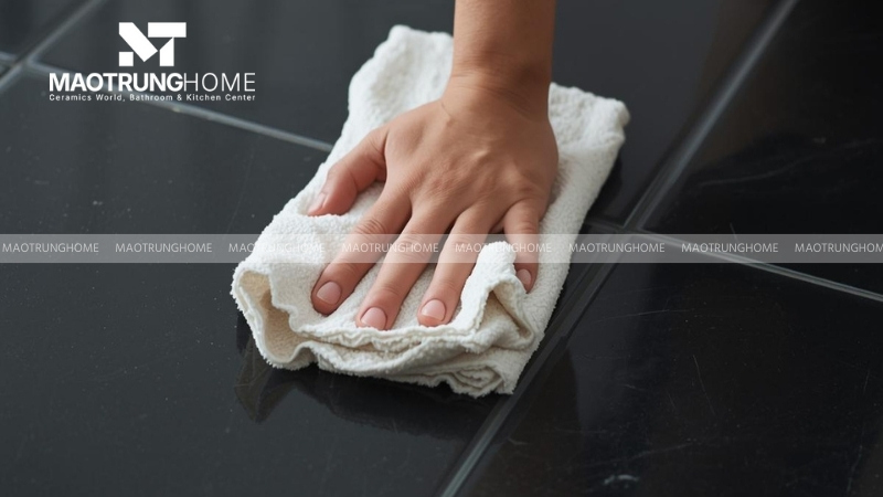 Cách vệ sinh mặt sàn màu đen luôn sạch bóng