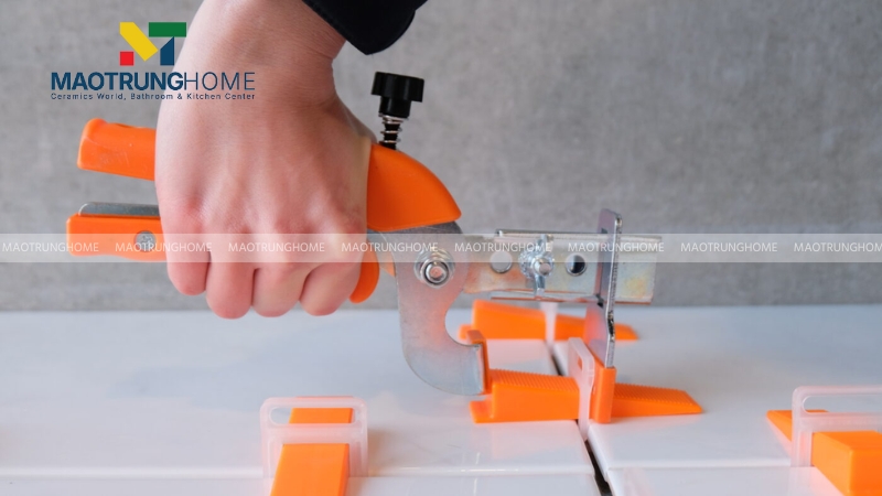 Luồn ke nhựa cân bằng vào các góc và dùng kìm siết