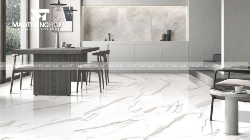 Phòng khách cần sự sang trọng nên ưu tiên gạch bóng kiếng để tạo hiệu ứng ánh sáng