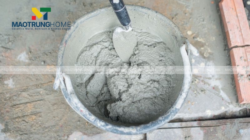Dùng xẻng trộn khô hỗn hợp cát và xi măng