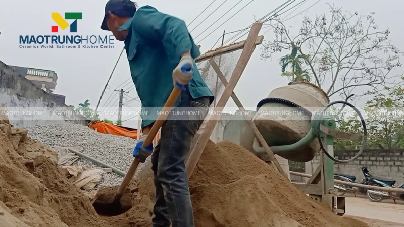 Sàng cát qua lưới để loại bỏ tạp chất