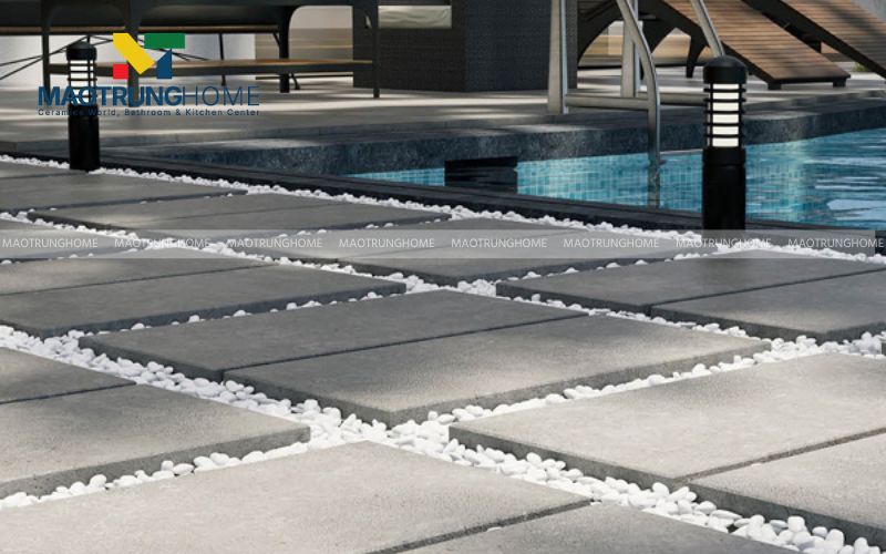 Sự kết hợp đẳng cấp giữa gạch Porcelain 20mm xám đậm và sỏi trắng hồ bơi