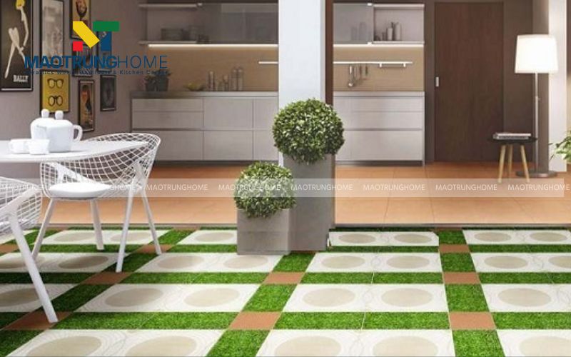 Sự giao thoa độc đáo giữa họa tiết gốm cổ điển và thảm cỏ xanh mướt