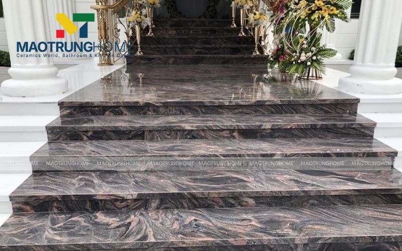 Gạch vân đá Granite đen kim sa tạo vẻ sang trọng cho sảnh chính