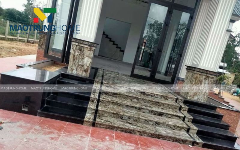 Phối hợp mặt bậc tối và cổ bậc sáng giúp phân cấp rõ rệt