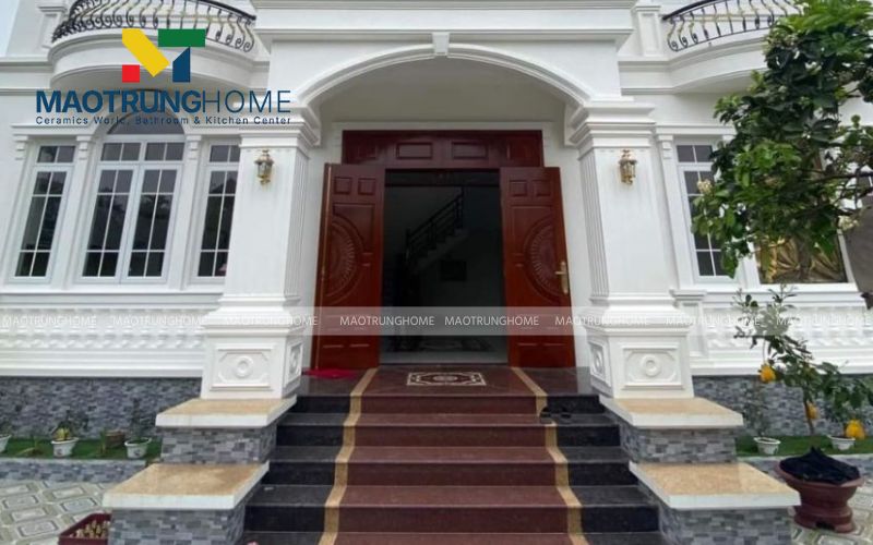 Sự kết hợp giữa gạch đen và gạch đỏ tạo hiệu ứng thị giác mạnh