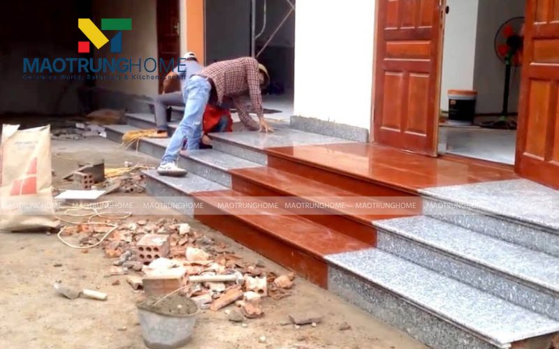 Bậc tam cấp đẹp và an toàn nhờ sự phân chia màu sắc thông minh