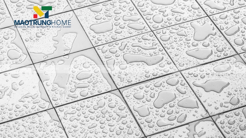 Ưu tiên gạch porcelain có độ hút nước thấp