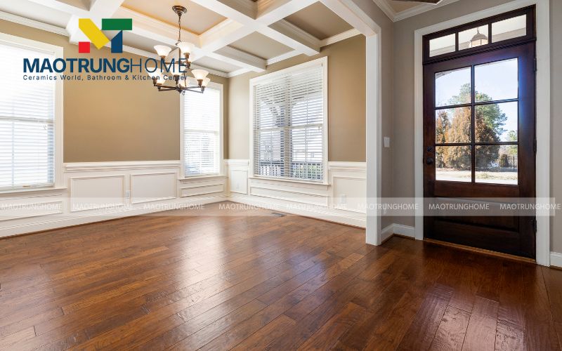 Gạch vân gỗ màu nâu đen tạo không gian ấm cúng và sang trọng