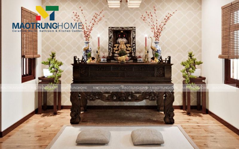 Vẻ đẹp uy nghi của đôi lục bình gốm sứ trong phòng thờ