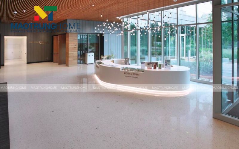Hạt đá đa sắc trên nền xám tạo điểm nhấn sinh động cho bề mặt sân