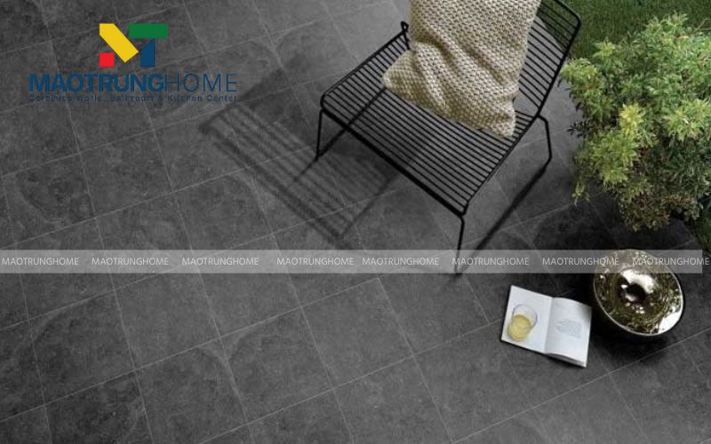 Gạch xám giả xi măng mang lại vẻ đẹp mộc mạc cho sân nhà phố