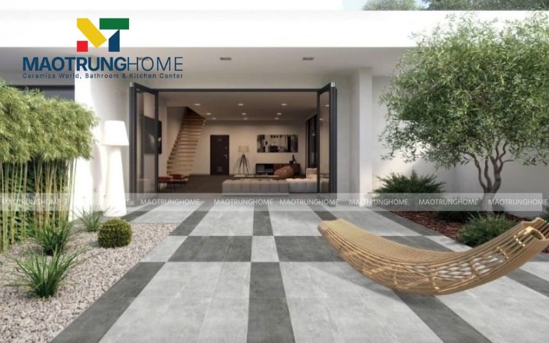 Sân trước diện tích nhỏ trở nên rộng rãi hơn với tông xám trung tính
