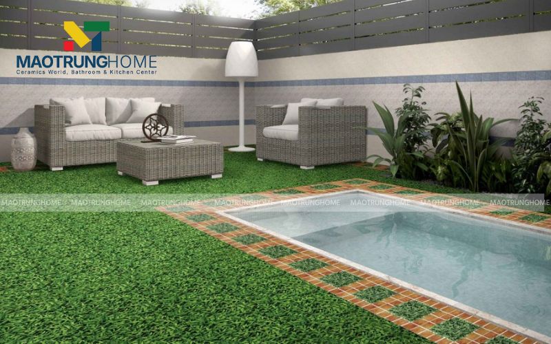 Điểm nhấn xanh tươi cho khu vực sân trước với gạch giả cỏ hiện đại