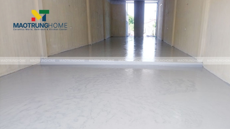Vệ sinh sạch bụi bẩn và các tạp chất trên mặt sàn bê tông