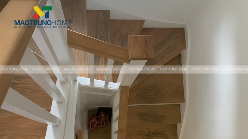 Nên ưu tiên gạch men matt cho vùng chiếu nghỉ cầu thang