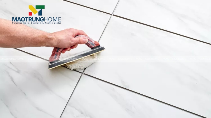 Sử dụng keo chà ron chuyên dụng để lấp đầy khe hở, ngăn nước thấm xuống dưới